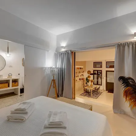 Six Keys Apartment Ermoupoli